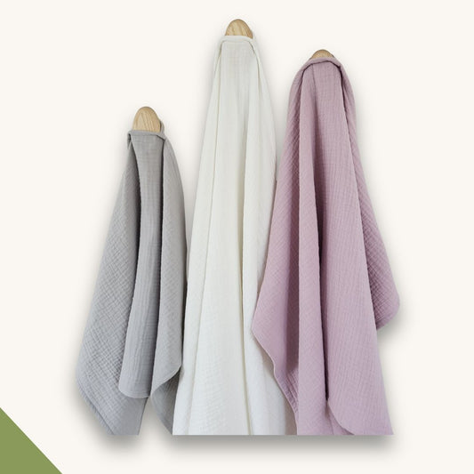 Handgefertigtes Musselin Handtuch in Altrosa an einem Holzknauf von Covea Nest