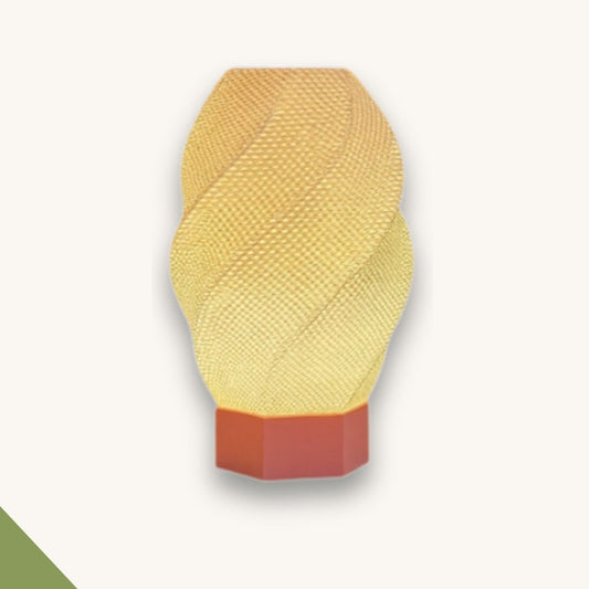 Vortella Tischleuchte mit spiralförmiger Struktur auf Nachttisch im Kinderzimmer warmes Licht von Covea Nest